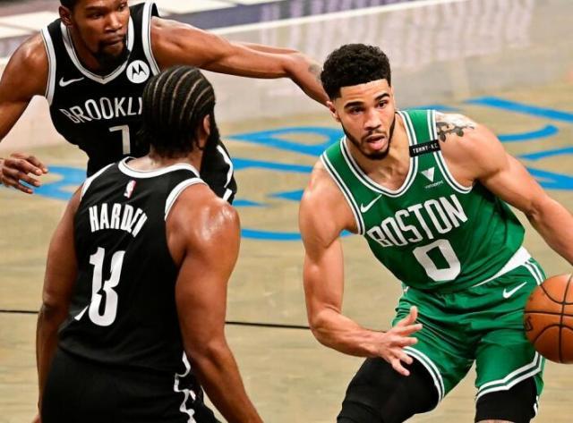 开云体育-塔图姆孤掌难鸣!绿军反击指望沃克还魂?